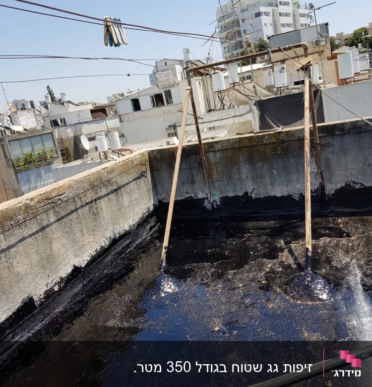 גג עם זפת שחורה ומוטות עץ לאיטום